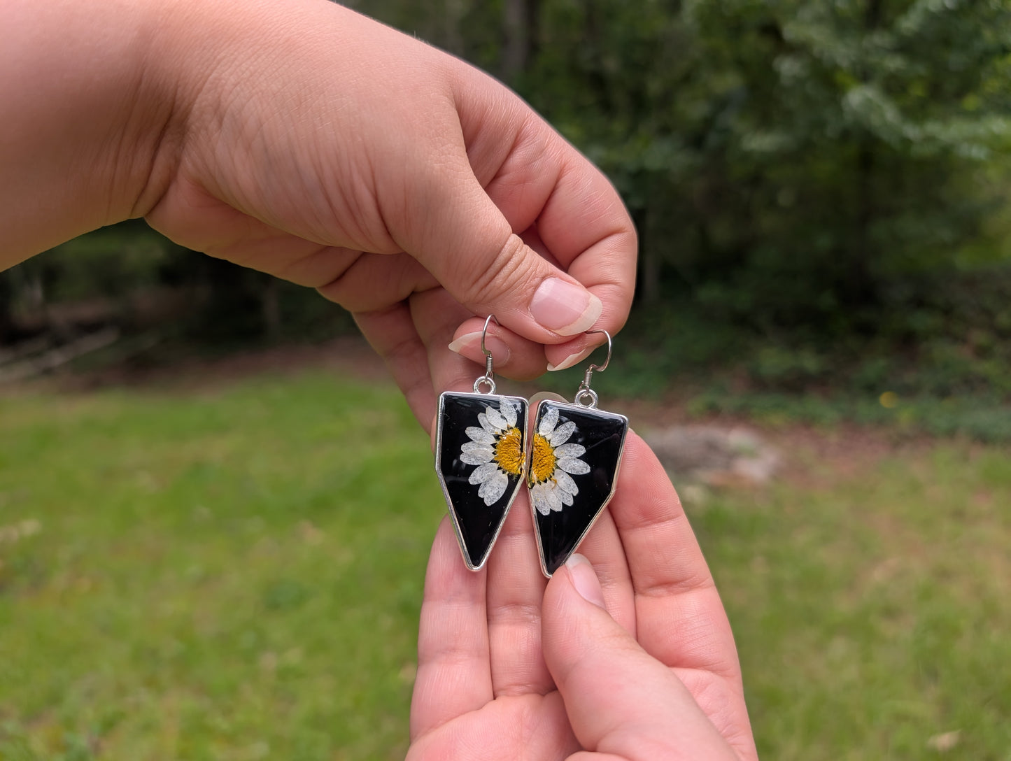 Midnight Bloom – Black Abstract Daisy Earrings